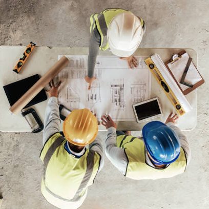 3 contrôleurs lisant un plan vue de dessus